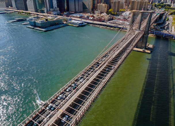 Drone voando perto da ponte de Brooklyn durante a hora de verão em Manhattan Nova York EUA - Foto, Imagem