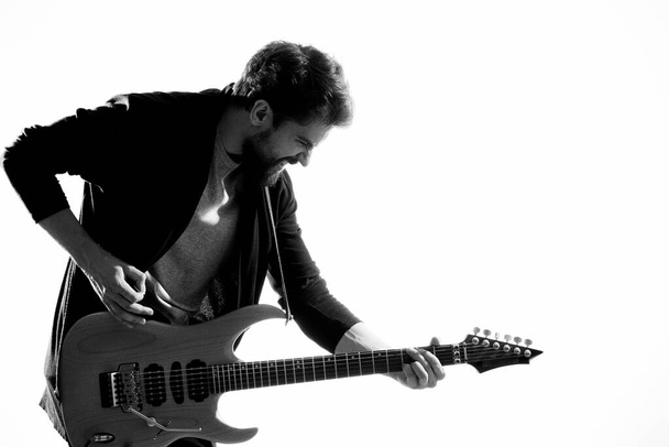 Músico com guitarra rock star emoções entretenimento artista moderno - Foto, Imagem