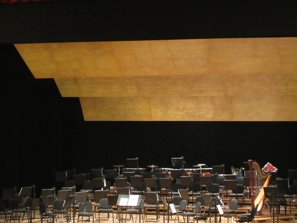 Пусті стільці стоять на сцені в концертному залі. - Фото, зображення