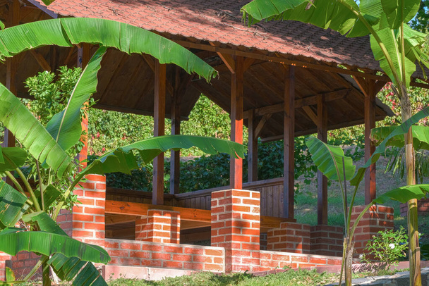 Estate altare parco di pietra con tetto di tegole rosse luminosa giornata d'autunno soleggiata - Foto, immagini