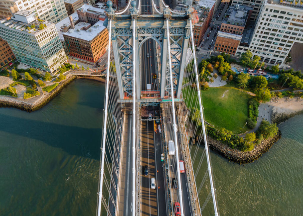 Luftbild New York City schön mit Manhattan-Brücke von Brooklyn aus gesehen - Foto, Bild