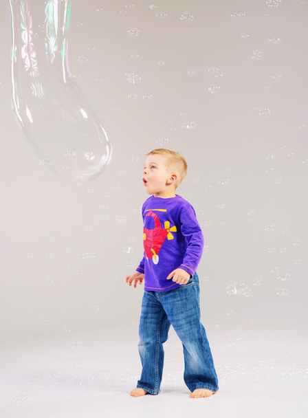 Piccolo ragazzo carino giocare a bolle di sapone
 - Foto, immagini