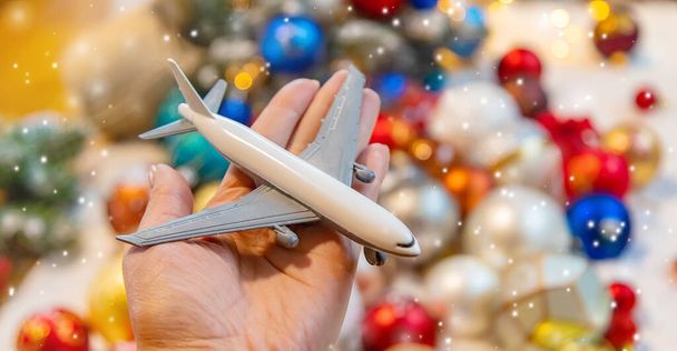 Kerst achtergrond met vliegtuig. Reizen. selectieve gerichtheid - Foto, afbeelding