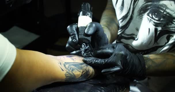 Tatuaje artista dibujo en brazo del cliente - Metraje, vídeo