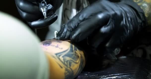 Máquina de tatuagem. criação de imagem na mão com ele no salão - Filmagem, Vídeo