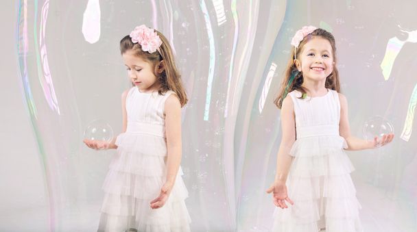 Little girls in large soap bubbles - Zdjęcie, obraz