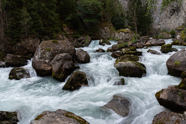 Pr-Saint-Didier (Aosta). Rzeka Dora w Verney. Orrido Pr-Saint-Didier. - Zdjęcie, obraz