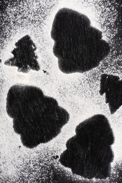 砂糖の粉で覆われた松のシルエットのトップビュー - 写真・画像