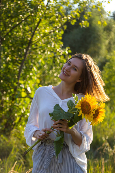 Gelbe Sonnenblume in weiblichen Händen - naturnah.  - Foto, Bild