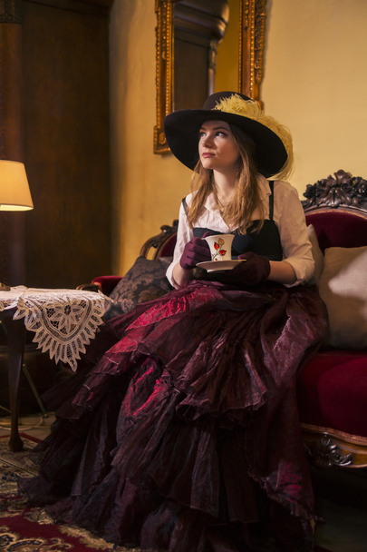 Mulher no vestido com xícara de chá
 - Foto, Imagem