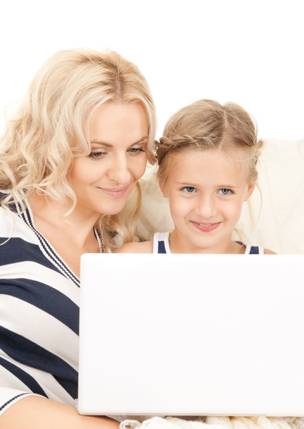Happy mother and child with laptop computer - Foto, Imagem