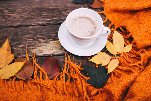koffie en herfstbladeren met warme ruitjes - Foto, afbeelding
