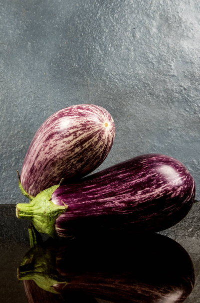 melanzane leggere organiche con linee viola - Foto, immagini