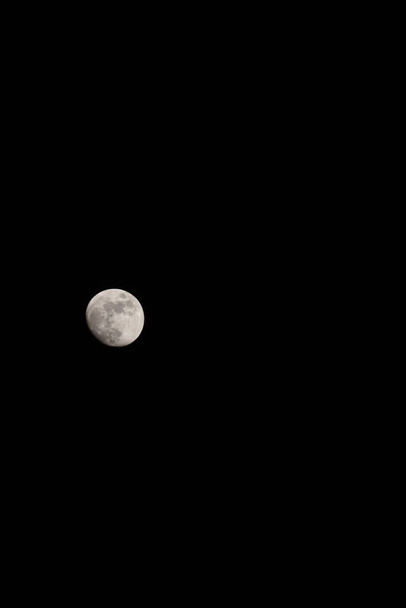 Πανσέληνος στη σκοτεινή νύχτα Capture μου DSLR Camera.Super φεγγάρι πάνω από τον ουρανό.Serenity φόντο της φύσης, εξωτερική στο gloaming.beautiful τοπίο της φύσης.Ειρηνικό φόντο, νυχτερινός ουρανός με πανσέληνο. - Φωτογραφία, εικόνα