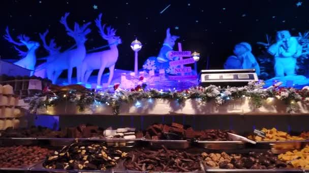 Caramelos y dulces en el mostrador de la tienda en Navidad en Brusseles, Bélgica - Imágenes, Vídeo