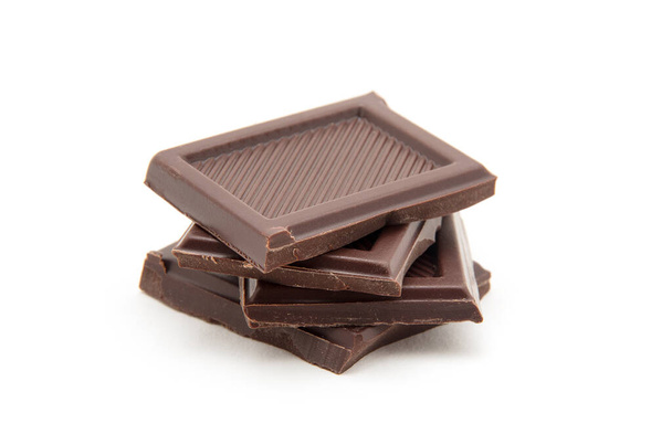 Грубо срезанные кусочки шоколадной плитки - Фото, изображение