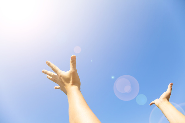 Kaksi kättä avattu kämmenet auringonvalossa
 - Valokuva, kuva