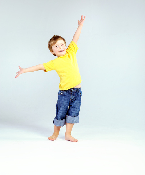 χαριτωμένο μικρό αγόρι που φοράει κίτρινο t-shirt - Φωτογραφία, εικόνα
