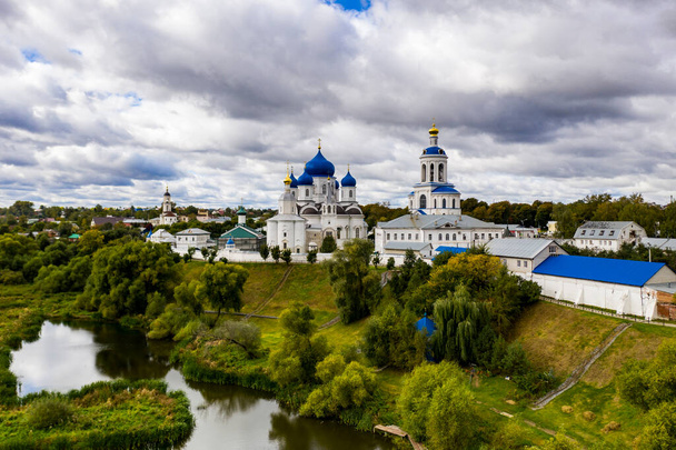 vista panorámica del antiguo monasterio de piedra blanca con cúpulas azules filmadas desde un dron - Foto, imagen
