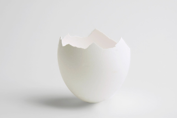 Eggshell. 3D rendering of a cracked eggshell - Foto, Imagem