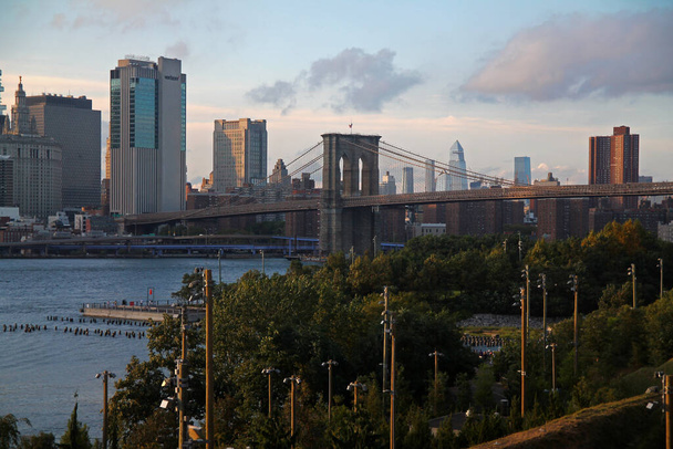 Historyczny most Brooklyński z Brooklyn Heights - Zdjęcie, obraz