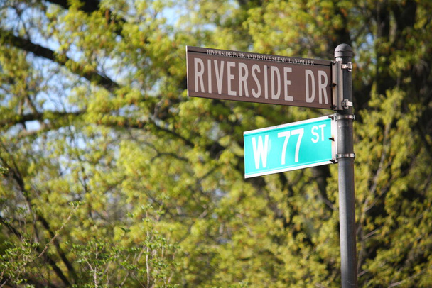 Riverside Yolu ve Batı 77. Cadde Üniversite Bölgesi 'ndeki tarihi tabela. - Fotoğraf, Görsel