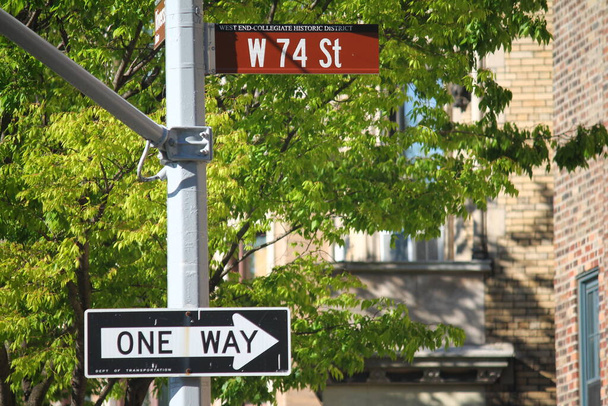Исторический знак "Запад 74-й улицы" в студенческом районе - Фото, изображение
