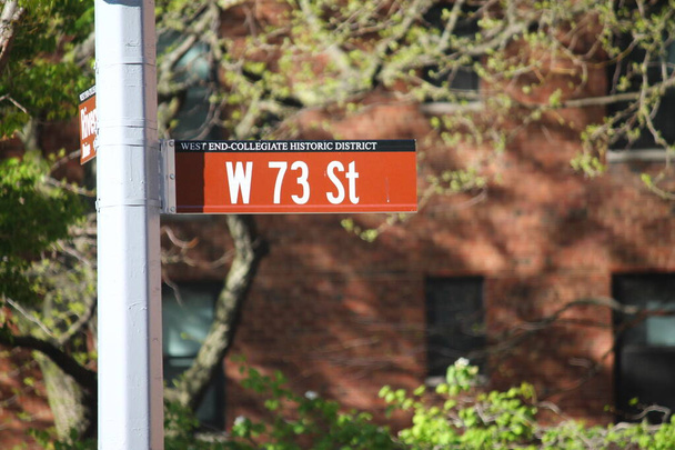 Исторический знак Западной 73-й улицы в студенческом районе - Фото, изображение
