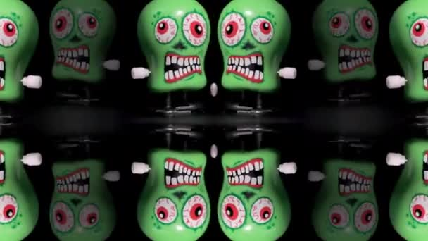 Zelená skončí lebka hračky pohybující se na povrchu - Záběry, video