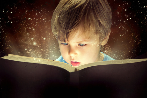 El niño y el libro mágico
 - Foto, imagen