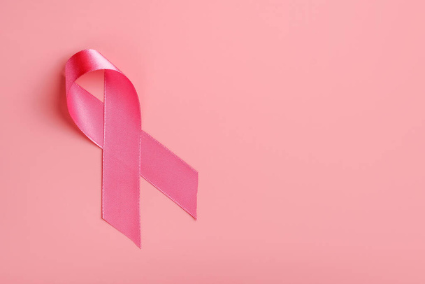 Pembe arka planda pembe kurdele. Göğüs kanseri farkındalığı, kopyalama alanı - Fotoğraf, Görsel