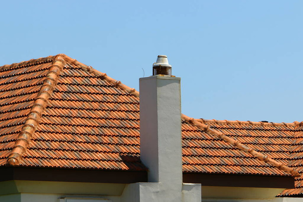Fragmento de um telhado de azulejos. Detalhes arquitetônicos da habitação em Israel  - Foto, Imagem