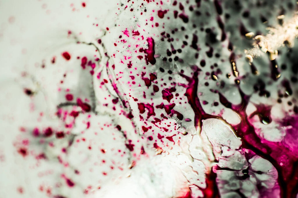 Schwarze und rosa Nachfülltinte auf die weiße Spüle geschüttet und die Tinte zu abstrakten Klecksen und Mustern vermischt. - Foto, Bild