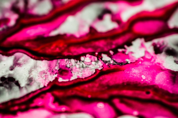 Encre de recharge noire et rose déversée sur l'évier blanc et l'encre mélangée en blocs et motifs abstraits. - Photo, image