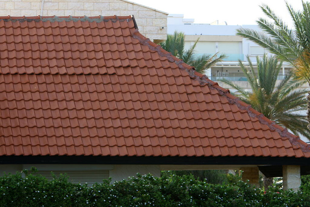 Fragment van een betegeld dak. Architectonische details van woningen in Israël  - Foto, afbeelding