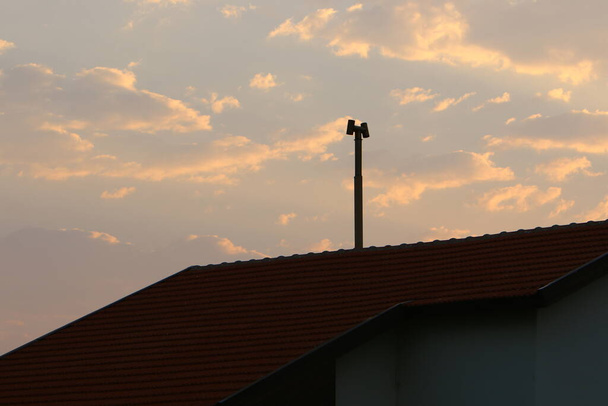 Fragment kachlové střechy. Architektonické detaily bydlení v Izraeli  - Fotografie, Obrázek