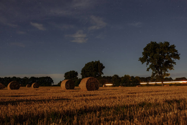 fardos de heno en el fondo del cielo estrellado. Paisaje rural. Cosecha - Foto, Imagen
