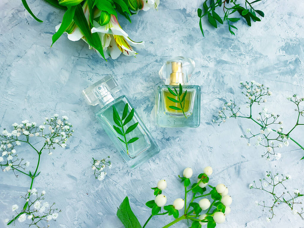 perfumy butelki kwiat na betonowym tle - Zdjęcie, obraz