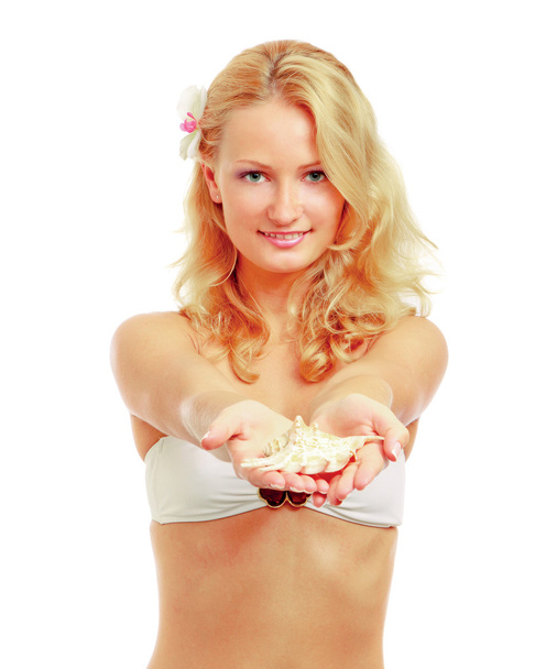 Beautiful woman in bikini giving a seashell - Foto, Bild
