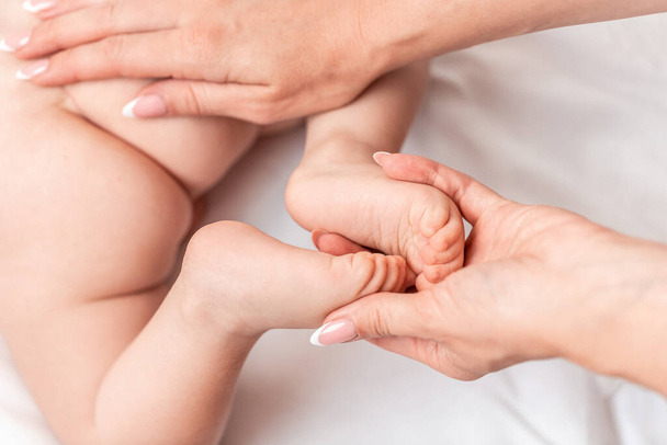 Close-up Foot massage for baby. Mother makes massage for happy, Health care concept. - Foto, imagen