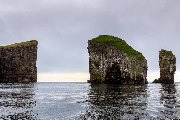 Közelkép Drangarnir kapu előtt Tindholmur a Vagar-szigeten, Feröer-szigetek, Dánia Észak-Atlanti-óceán - Fotó, kép