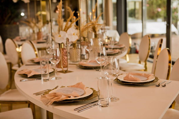 La mesa elegante de boda preparada para los invitados. Decoración festiva de la mesa. decoración de la boda, flores, rosa y oro decoración, velas - Foto, Imagen
