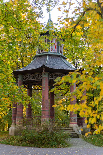 秋の公園の木々の間に中国のガゼボ｜Wilanow Poland - 写真・画像