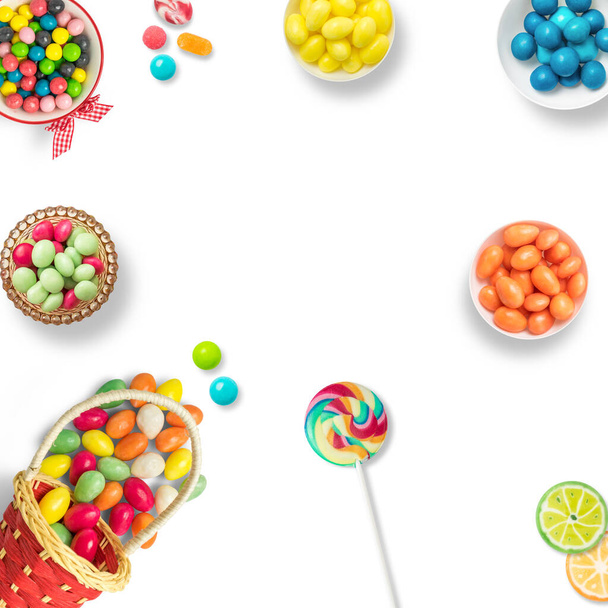 Καραμέλες, σοκολάτες και γλειφιτζούρια σε λευκό φόντο με χώρο αντιγραφής. Backdrop, banner o φόντο με γλυκά. Κάτοψη των πολύχρωμων γλυκών. Έννοια των γλυκών, Απόκριες. - Φωτογραφία, εικόνα