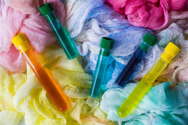 Υδατογραφία βαμβακερό πανί και χρωματιστό νερό, τεστ βαφής υφάσματος, πολύχρωμο φόντο - Φωτογραφία, εικόνα