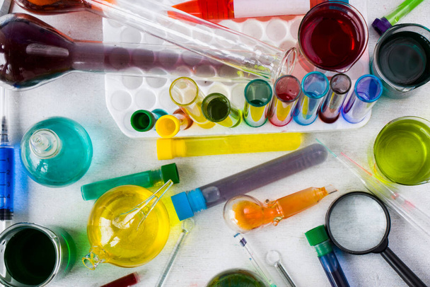 Laboratóriumi eszközök, üvegáruk és reagensek, színes folyékony kémiai elemek, kutatási diagnózisok - Fotó, kép
