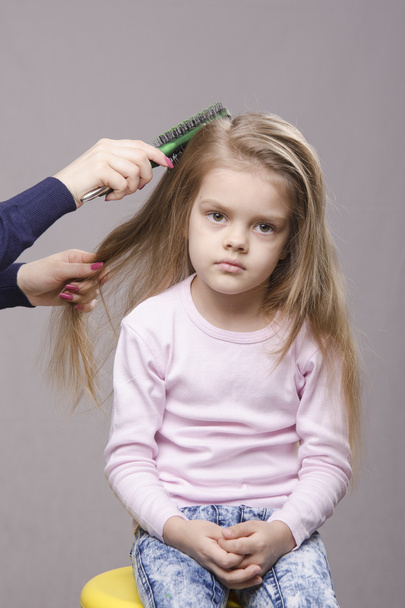 Cabeleireiro escovando suas meninas de cabelo longo
 - Foto, Imagem