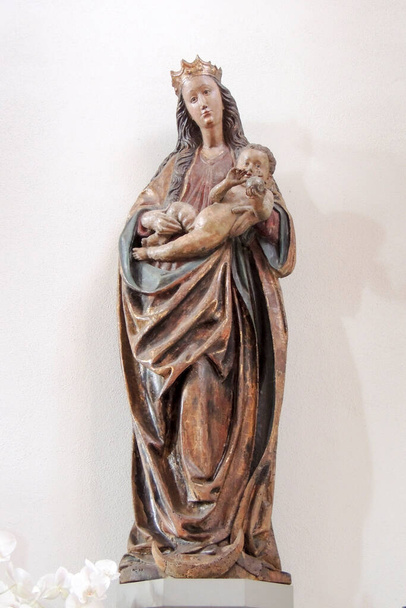 Vaduz, Liechtenstein. Religiöse Skulptur in der Kathedrale St. Florin - Foto, Bild