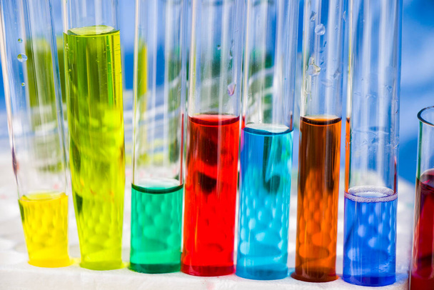 Instrumentos de laboratorio, cristalería y reactivos, coloridos elementos químicos líquidos, diagnósticos de investigación - Foto, Imagen