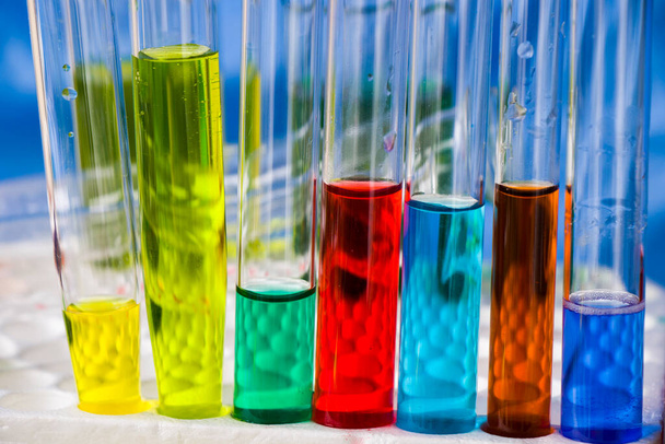 Instrumentos de laboratorio, cristalería y reactivos, coloridos elementos químicos líquidos, diagnósticos de investigación - Foto, Imagen
